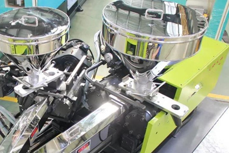 如何選擇混雙色注塑機(jī)？看完后漲知識！