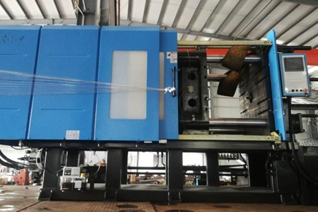 果筐注塑機廠家如何保證設備性能的一致性和穩(wěn)定性？